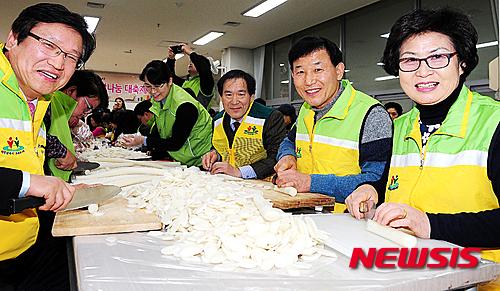 가래떡 써는 박용갑 구청장