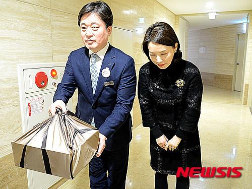설 선물 배송 나선 롯데百 부산본점장