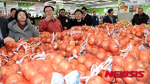 설 앞두고 농수산물 살펴보는 이동필 장관