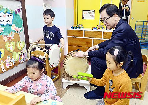 누리과정 수업현장 찾은 이준식 부총리