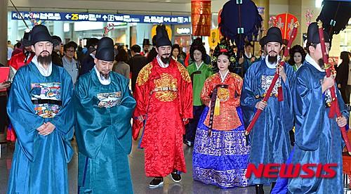 공항에 나타난 왕과 비
