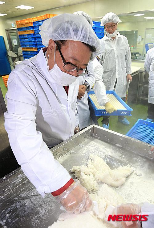 이동필 농식품부 장관, 떡 생산업체 방문