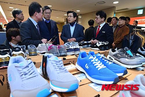 개성공단 신발업체 찾은 황교안 총리