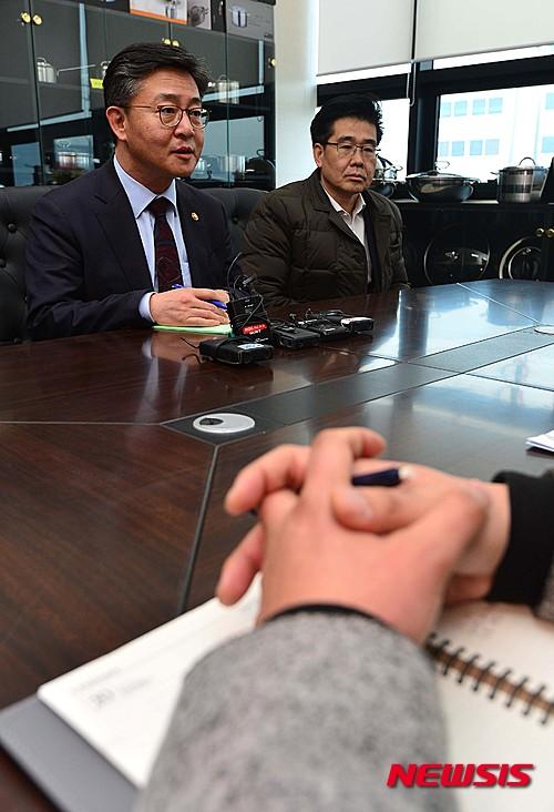 두손 모은 개성공단 입주기업