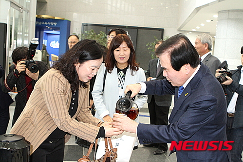 김지철 충남교육감, 여직원들에게 차 한잔