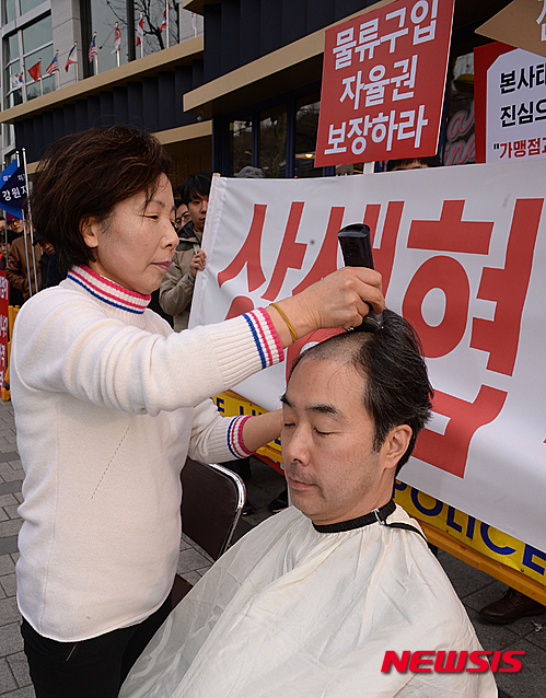 상생을 외치며 미스터피자 가맹점주 삭발