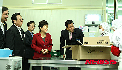 수산물가공시설 참관하는 박 대통령