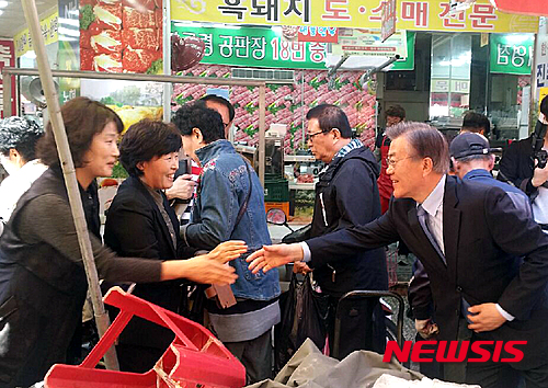 문 전 대표 중앙시장 식육점 앞에서 손님과 악수