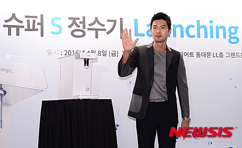 동양매직 슈퍼S와 포즈 취하는 현빈