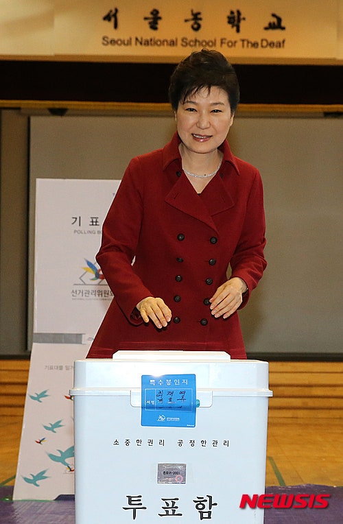 투표하는 박근혜 | 인스티즈