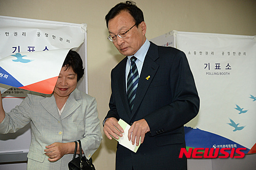 [20대총선] 투표하는 이해찬 무소속 후보