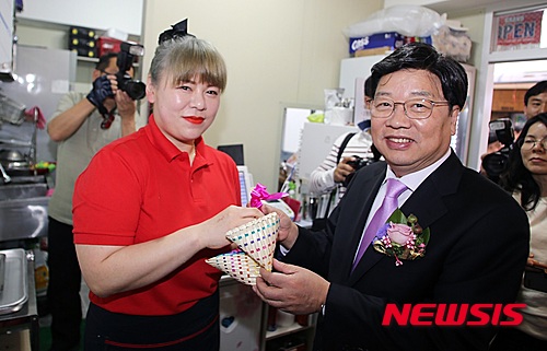 청년 상인과 기념사진 찍는 권선택 시장