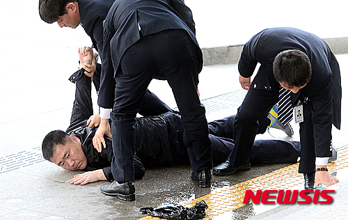 국회 의원회관앞 분신시도