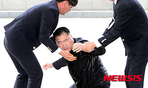 국회 의원회관앞 분신시도