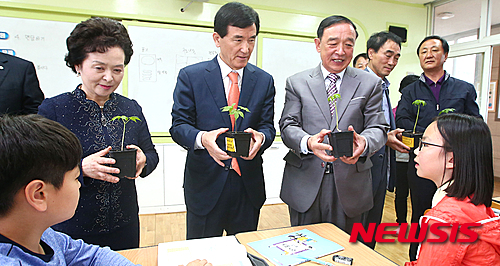 산양삼 나눠주는 임창호 군수