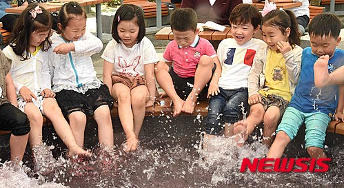 족욕탕에서 물장구 치는 아이들