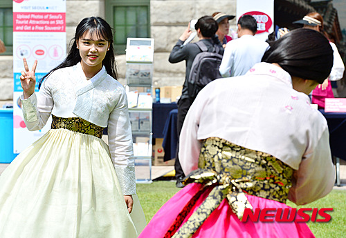 그레뱅 뮤지엄·경복궁·장미축제 한복 입고 오면 무료 입장