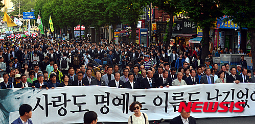 오월 항쟁의 거리 가득찬 임 행진곡 함성