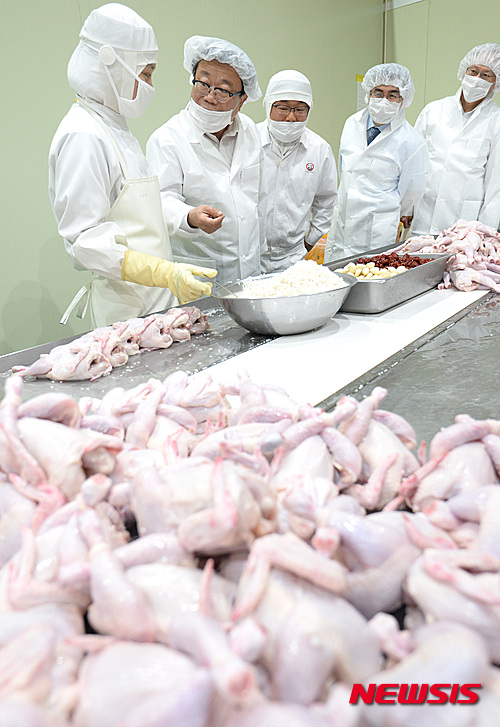 삼계탕 가공공장 찾은 이동필 농식품부 장관