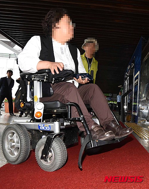남경필 지사 만나러 가는 장애인 단체 회원들