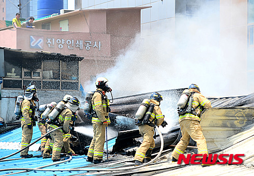 인테리어 공사중 화재, 진화중인 소방대원
