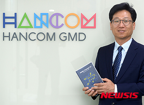 인터뷰 앞두고 포즈 취하는 김현수 한컴지엠디 대표