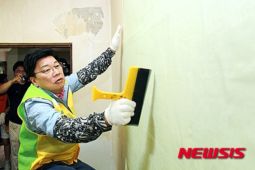 도배 봉사활동하는 권선택 시장