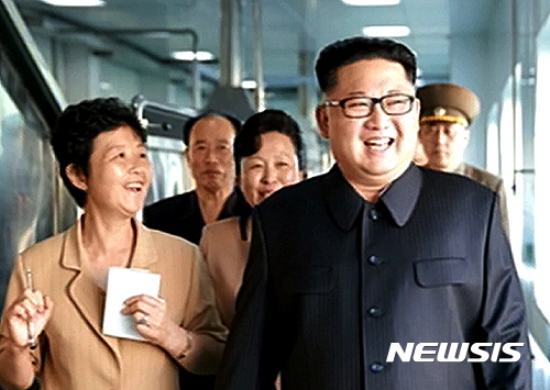 김정은, 김치공장 순시에 밝은 표정