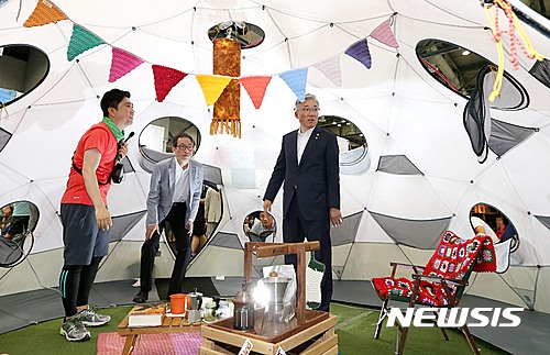 캠핑용품 살피는 김종덕 장관