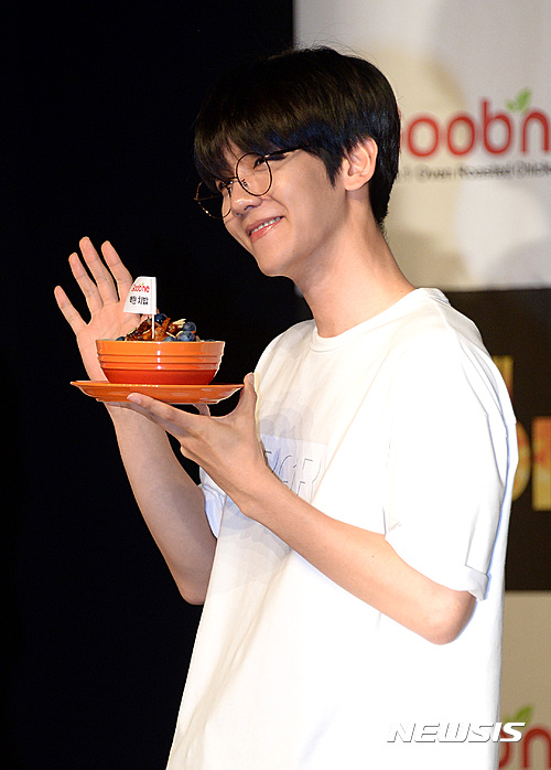 치밥과 미소짓는 엑소(EXO) 백현