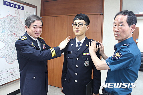 특별승진 계급장 부착하는 강신홍 창녕서장