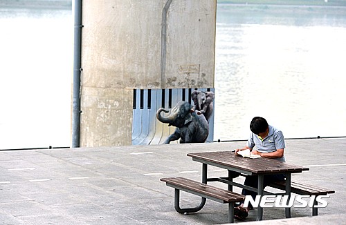 강변 독서