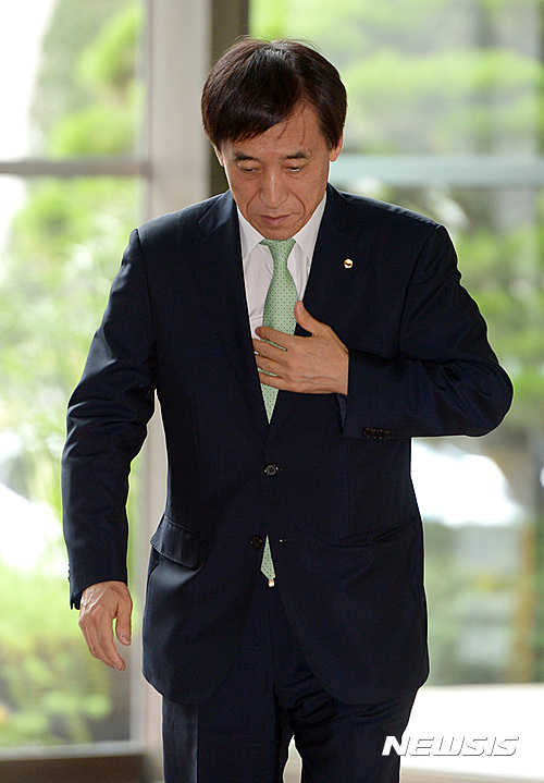 옷매무새 고치는 이주열 총재