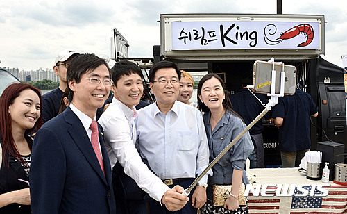 청년 푸드트럭 사장님들과 만난 새누리당 청년소통특위