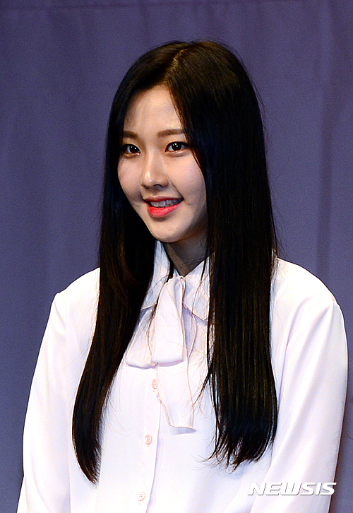 인사하는 나윤