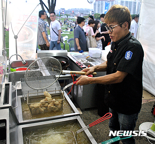대형업체 비켜 2016치맥축제 영세업체 이색 치킨 눈길