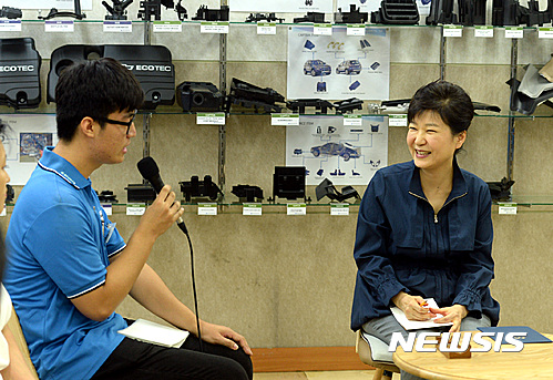 학습근로자와 대화하는 박근혜 대통령