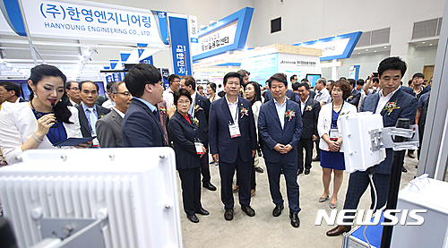 IT융합엑스포 둘러보는 권영진 시장