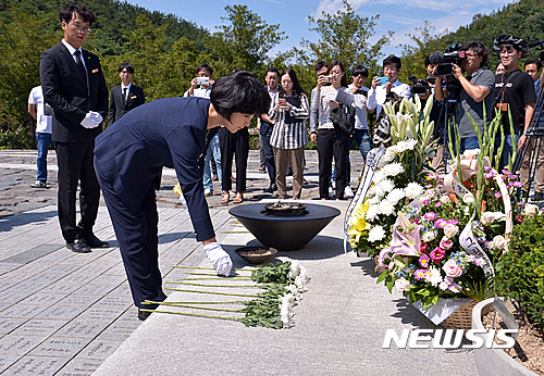 추미애 더불어민주당 대표, 노 대통령 묘역 참배