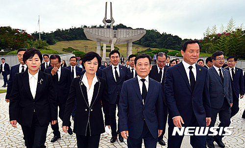 민주묘지 참배 추미애