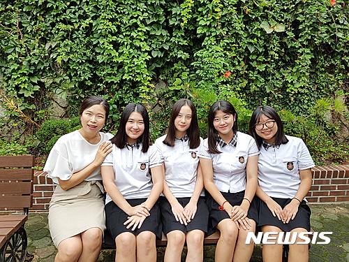 대상 수상 마산무학여고 학생들과 지도교사