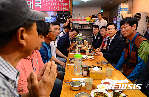 건설 근로자 어려움 듣는 황교안