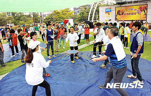 협동제기 하는 주민들