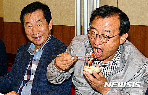 새누리 이정현 대표 수산물도매시장 방문 회 시식