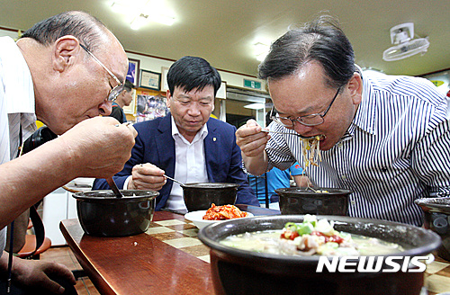 광주 양동시장 국밥집 찾은 김부겸