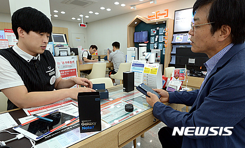 갤럭시노트7 신제품 교환하는 고객