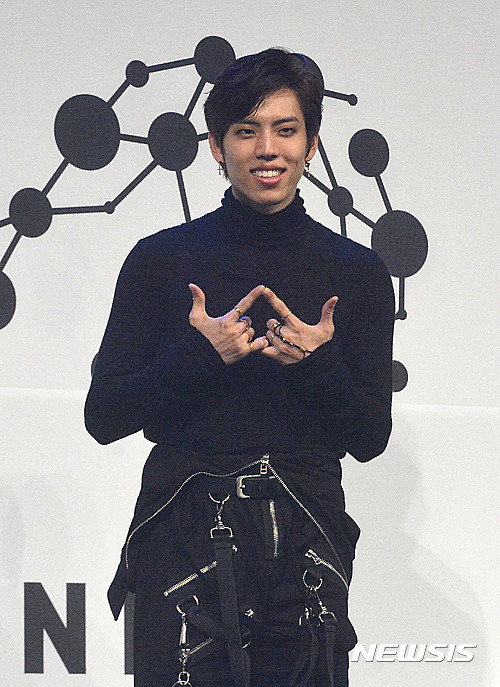 포즈취하는 동우