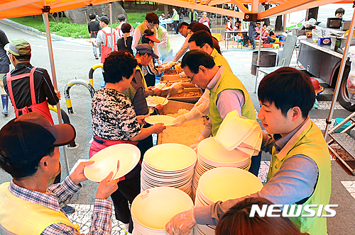 금복주 참사랑봉사단, 배식봉사 지원