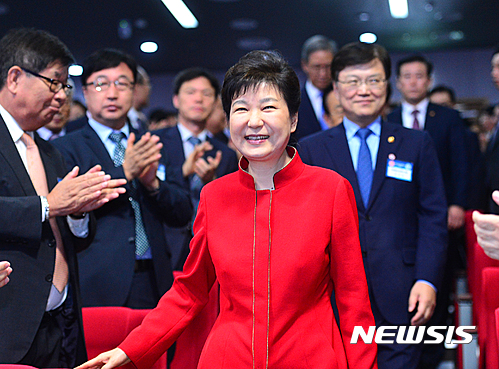 4세대 방사광가속기 준공식 참석하는 박 대통