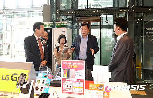 주형환 장관, LG베스트샵 강남점 방문